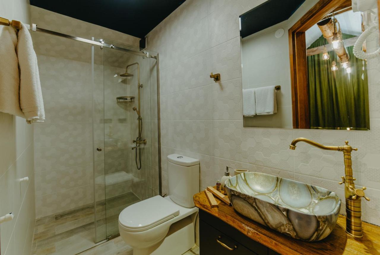 Wanderholic Hotel Telavi Exterior photo